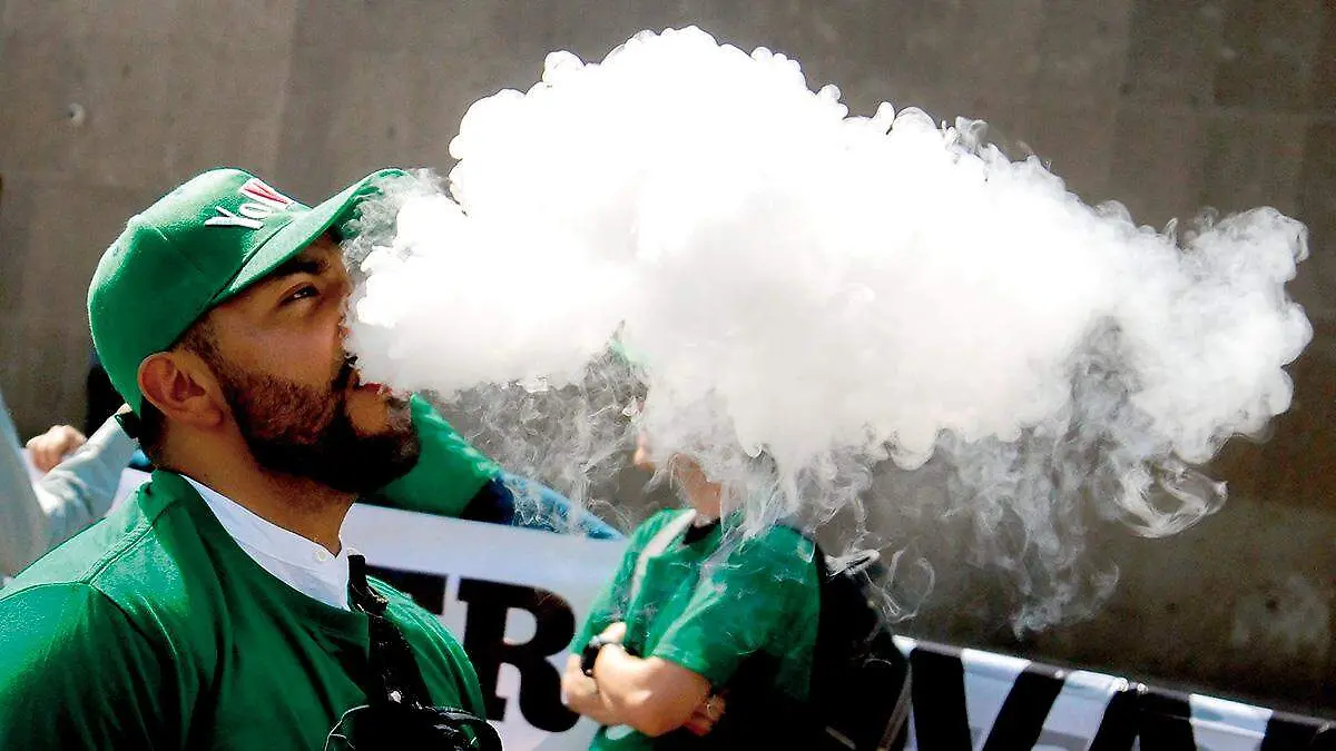 Usuario de vapeadores exhala el humo luego de vapear